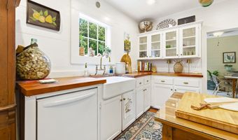128 4th St, Apalachicola, FL 32320