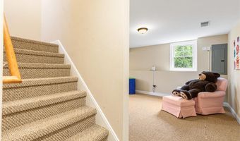 76 Woods Ln, Cranston, RI 02921