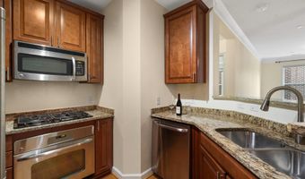 2101 N MONROE St 213, Arlington, VA 22207