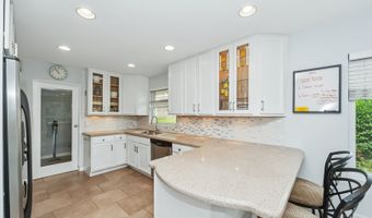 18 W Appletree Ln, Arlington Heights, IL 60004