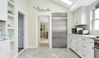 10 Calef Ave, Narragansett, RI 02882