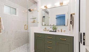 8 Kerins Ter, Newport, RI 02840