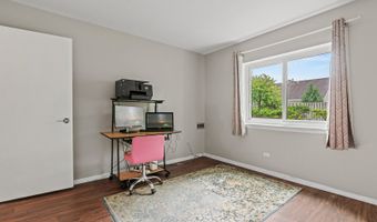 2215 Nichols Rd B, Arlington Heights, IL 60004