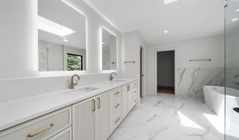2777 Donna Dr, Columbus, OH 43220