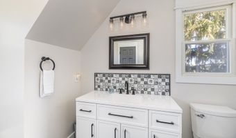 8 E Gate Dr, Alloway, NJ 07418