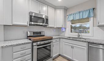 402 Chippendale Ln, Bonneau, SC 29431