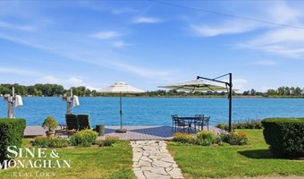 206 Edgewater Dr, Algonac, MI 48001