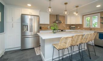 17 Rosedale Ct, Middletown, RI 02842
