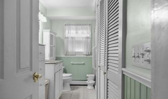 41 Perry Ave, Middletown, RI 02842