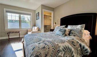 24 Stockholm St, Newport, RI 02840