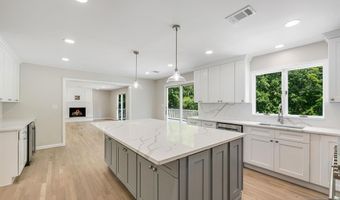 31 Gloria Dr, Allendale, NJ 07401