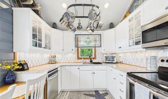24 E Shore Rd, Narragansett, RI 02882