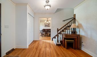 2218 N Williamsburg St, Arlington Heights, IL 60004