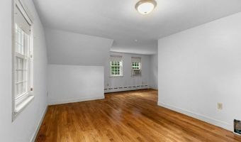 8 North Dr, Middletown, RI 02842