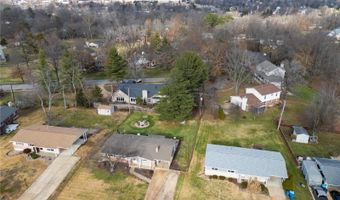 221 Windcliffe Dr, Ballwin, MO 63021