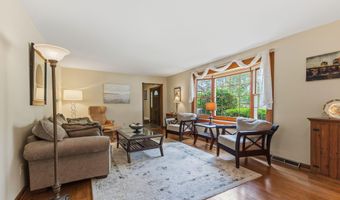 17 Northgate Dr, Albany, NY 12203
