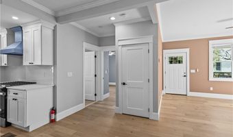 20 Summer St, Newport, RI 02840