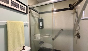 6701 Three Lakes Pkwy, Des Moines, IA 50320
