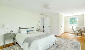 4 Buckingham St, Barrington, RI 02806