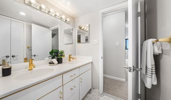 1101 S ARLINGTON RIDGE Rd 212, Arlington, VA 22202