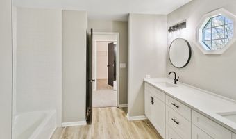 731 Roaring Brook Ln, Algonquin, IL 60102