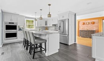 20 Beechwood Dr, Cranston, RI 02921