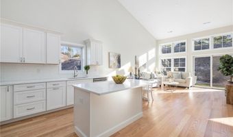 40 Overlook Ln, Glocester, RI 02814