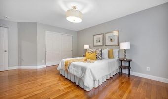 924 Forest Lake Ct, Ballwin, MO 63021