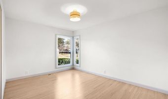 827 Woodruff Dr, Ballwin, MO 63011