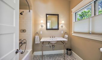 586 B St, Ashland, OR 97520