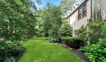13 Serpentine Dr, Middletown, NJ 07748