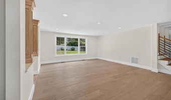61 Applegate Rd, Cranston, RI 02920