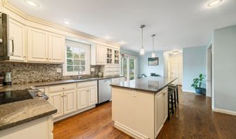 27 S Pond Cir, Cheshire, CT 06410
