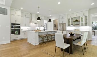 8202 MOCKINGBIRD Dr, Annandale, VA 22003