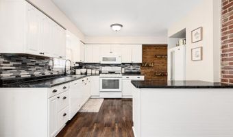 2 Sunset Ln, Algonquin, IL 60102