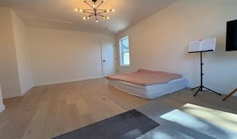 2011 N UPTON St, Arlington, VA 22207