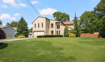 22 Golden View Dr, Johnston, RI 02919