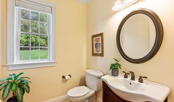 64 Warren Gln, Burlington, CT 06013