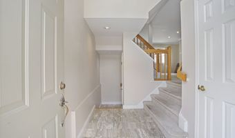 11 Boulevard Dr 10-44, Danbury, CT 06810