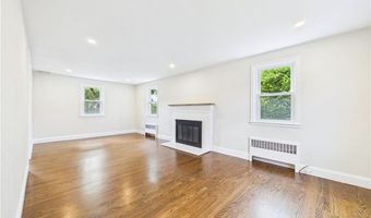 28 Eden Crest Dr, Cranston, RI 02920