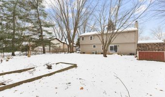 820 Red Coach Ln, Algonquin, IL 60102