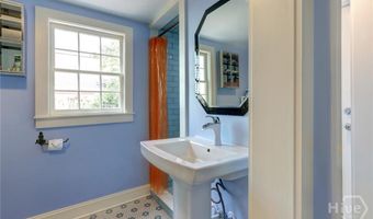 536 E Gordon Ln, Savannah, GA 31401