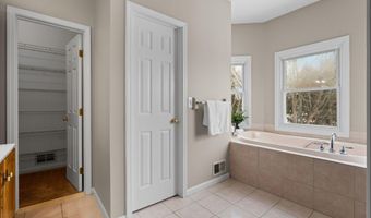 5971 Creekview Ct, Ann Arbor, MI 48108