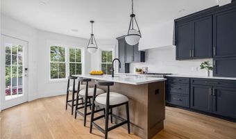104 Second St, Newport, RI 02840