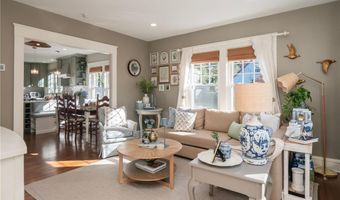 26 Vernon Ave, Newport, RI 02840