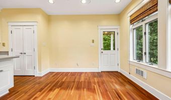 526 N IVY St, Arlington, VA 22201