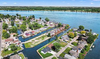 142 Channelsyde Dr, Algonac, MI 48001