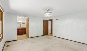 3051 N Huntington Dr, Arlington Heights, IL 60004