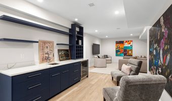 97 Oak Ln, Amagansett, NY 11937