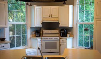 66 Weaver St, Baxley, GA 31513